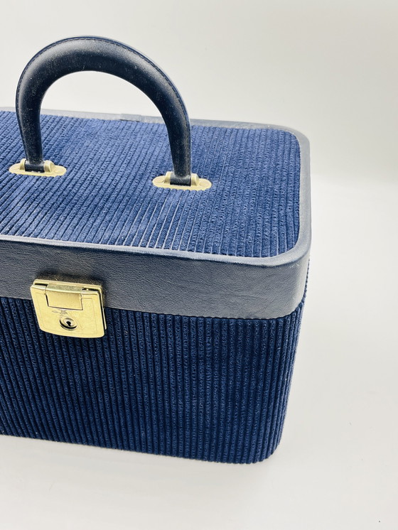 Image 1 of Beauty case in velluto blu