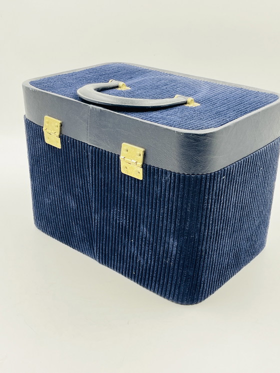 Image 1 of Beauty case in velluto blu