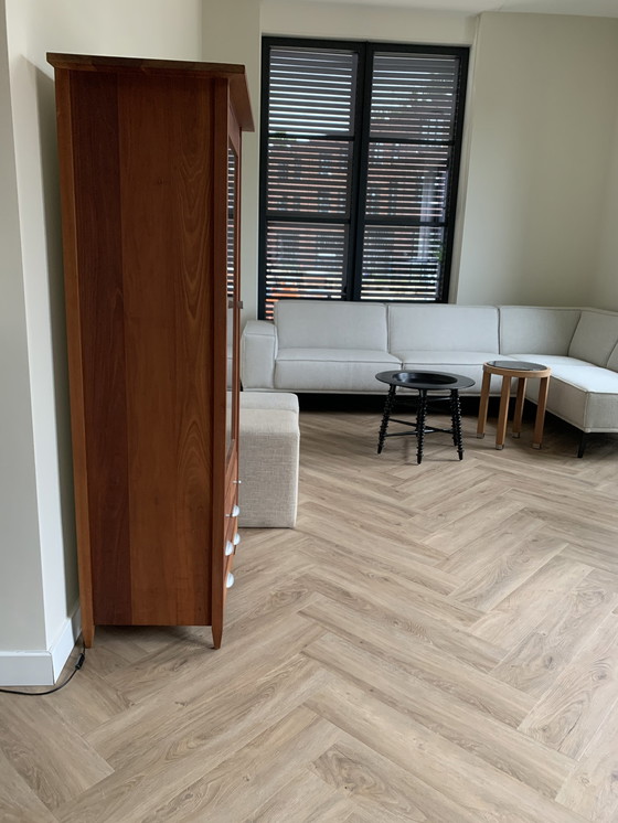 Image 1 of Vetrina vintage in legno di ciliegio