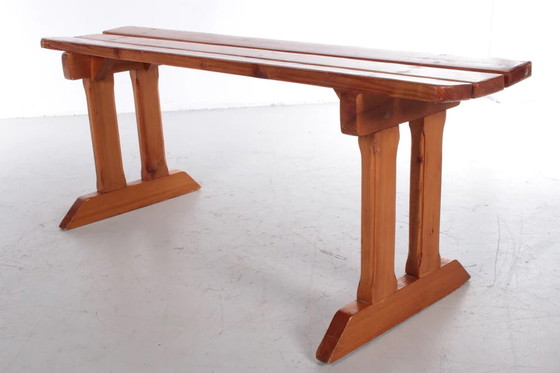 Image 1 of Banc vintage en bois de pin à l'aspect robuste provenant de France