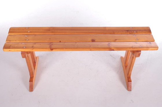 Image 1 of Banc vintage en bois de pin à l'aspect robuste provenant de France