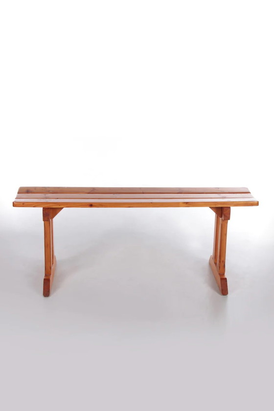 Image 1 of Banc vintage en bois de pin à l'aspect robuste provenant de France