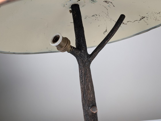 Image 1 of Lámpara escultural de cobre martillado con forma de árbol, estilo moderno de mediados de siglo.
