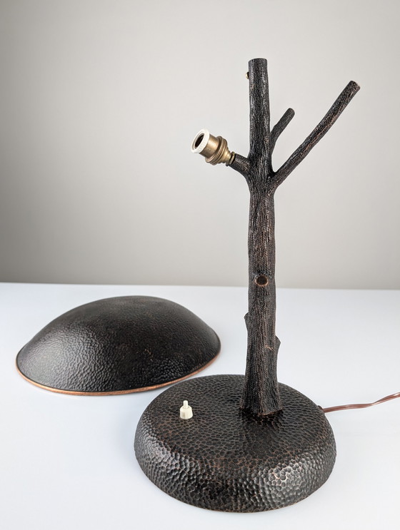 Image 1 of Lámpara escultural de cobre martillado con forma de árbol, estilo moderno de mediados de siglo.