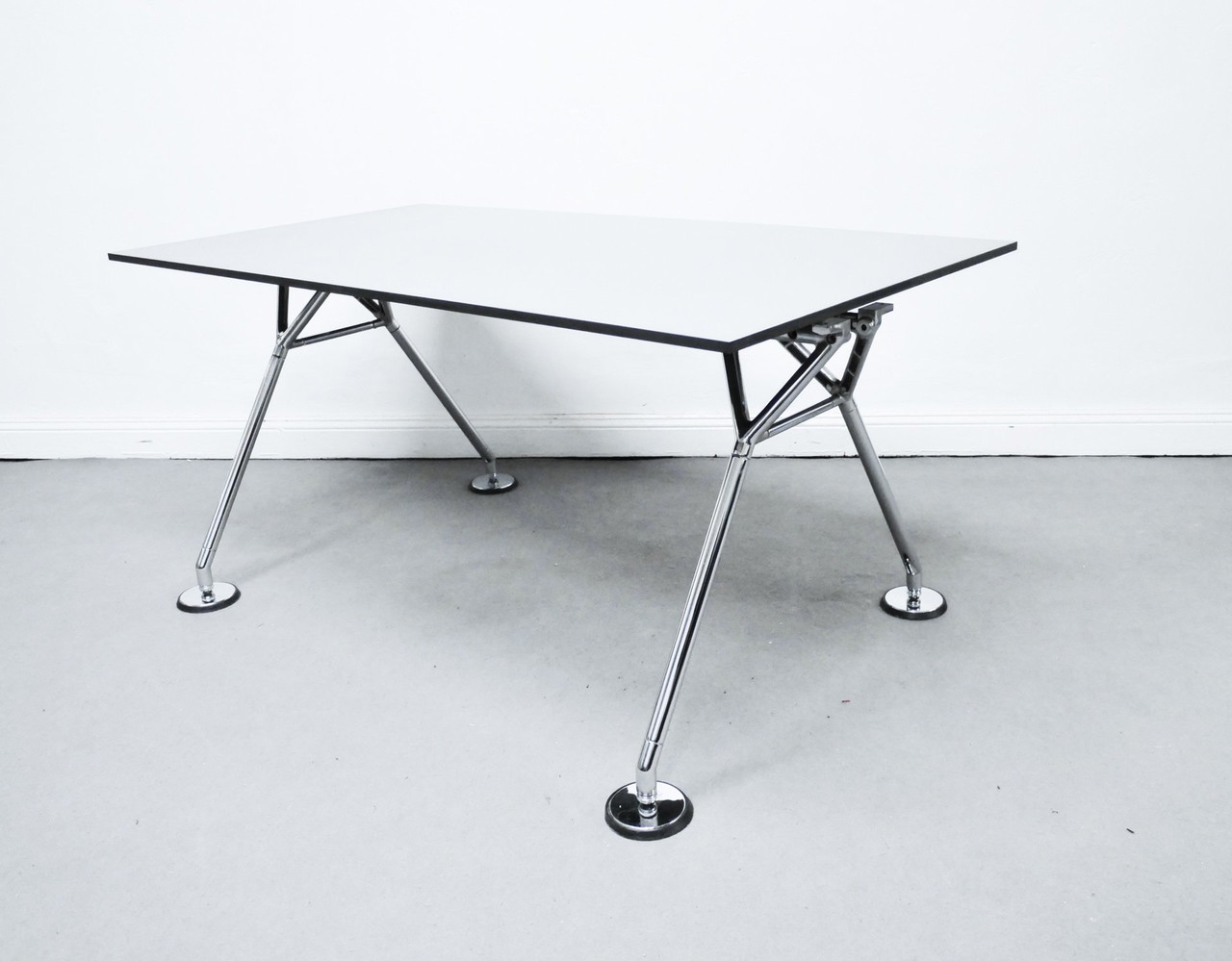 Scrivania Tecno di Norman Foster