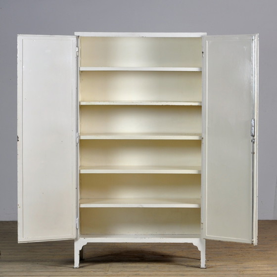Image 1 of Gabinete médico de hierro antiguo, década de 1940
