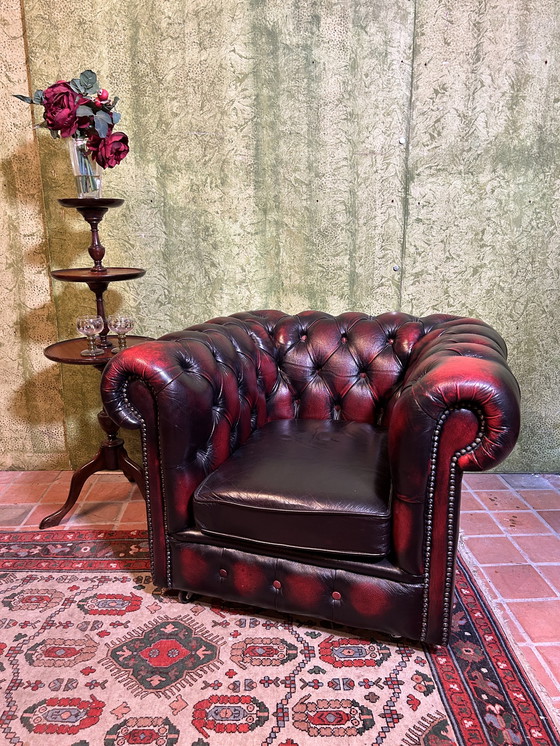 Image 1 of Chaise Chesterfield en cuir rouge