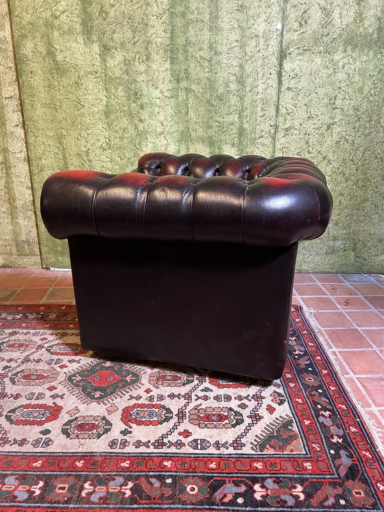 Image 1 of Chaise Chesterfield en cuir rouge