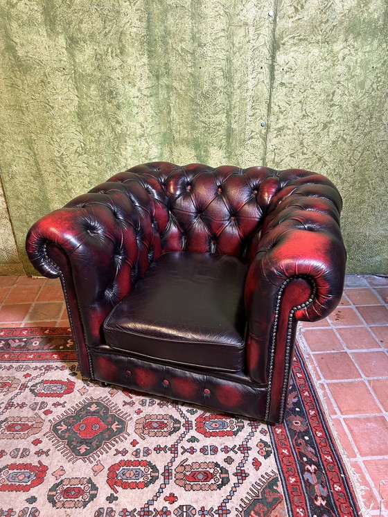 Image 1 of Chaise Chesterfield en cuir rouge