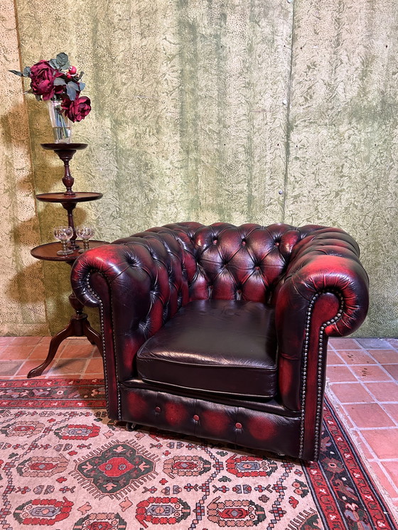 Image 1 of Chaise Chesterfield en cuir rouge