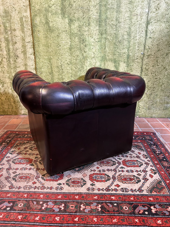 Image 1 of Chaise Chesterfield en cuir rouge