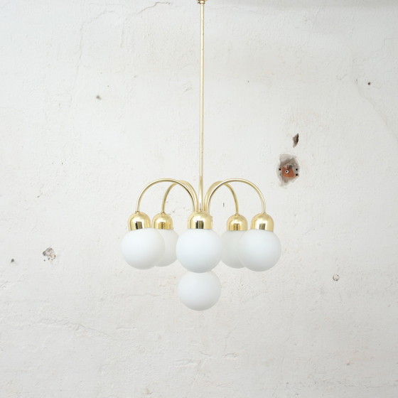 Image 1 of Lustre vintage avec boules en verre de lait