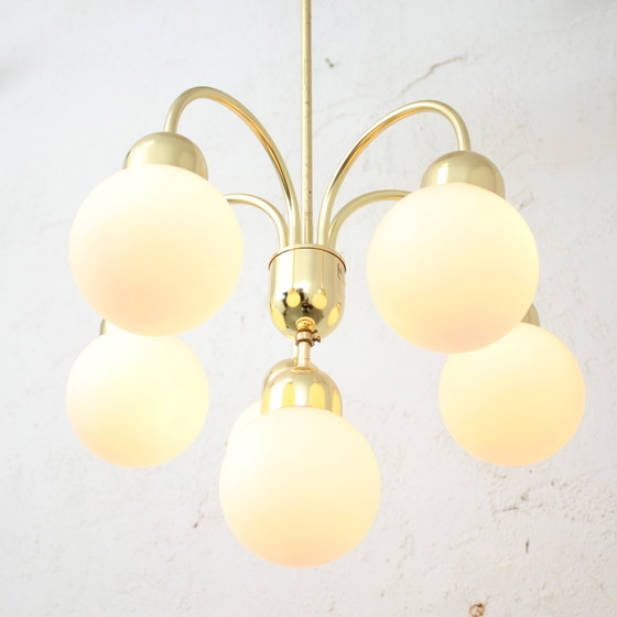 Image 1 of Lustre vintage avec boules en verre de lait