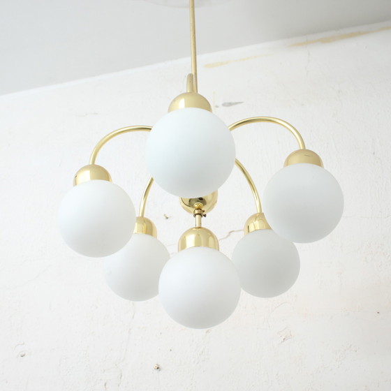 Image 1 of Lustre vintage avec boules en verre de lait