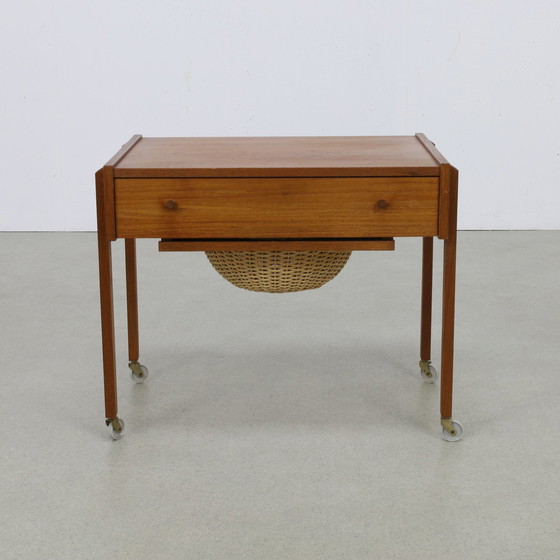 Image 1 of Table de couture/table d'appoint avec panier en rotin, 1960S