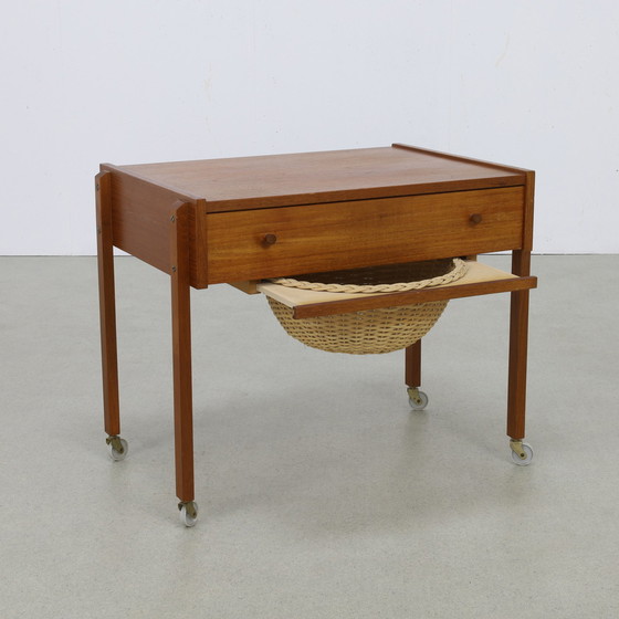 Image 1 of Table de couture/table d'appoint avec panier en rotin, 1960S