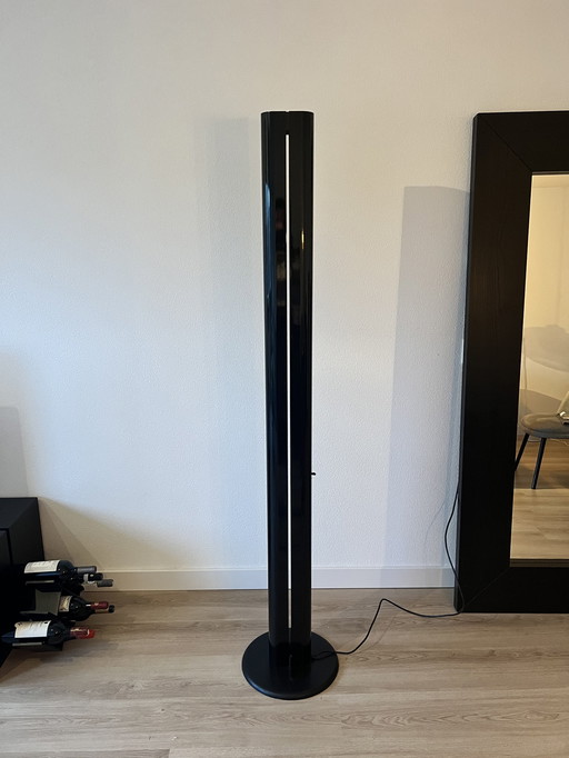 Illuminate Your Space with a Black Floor Lamp | P19 | Whoppah Illuminate Your Space with a Black Floor Lamp | P19 | Whoppah