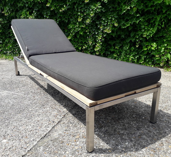 Image 1 of Chaise longue Gloster en acier inoxydable/teak avec roues, complète avec coussin Gloster