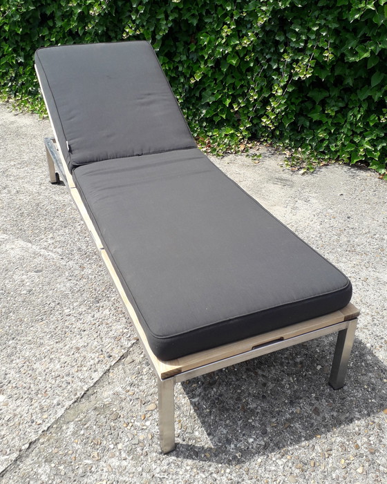 Image 1 of Chaise longue Gloster en acier inoxydable/teak avec roues, complète avec coussin Gloster