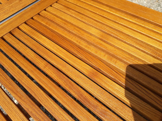 Image 1 of Chaise longue Gloster en acier inoxydable/teak avec roues, complète avec coussin Gloster