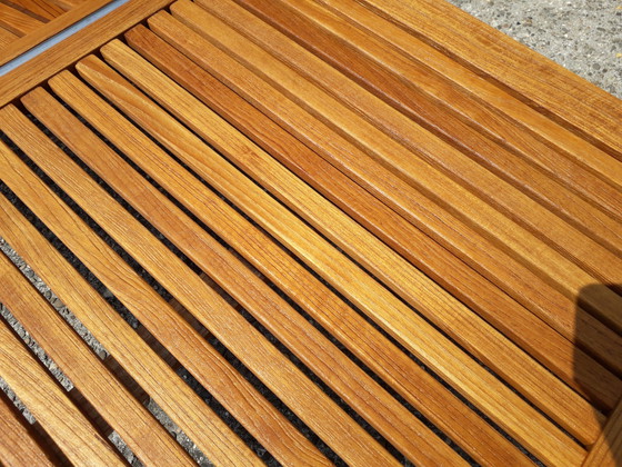 Image 1 of Chaise longue Gloster en acier inoxydable/teak avec roues, complète avec coussin Gloster