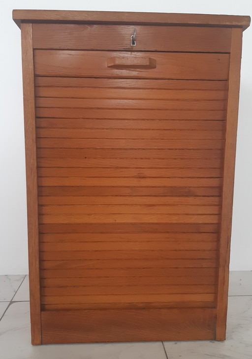 Armoire vintage à volets roulants