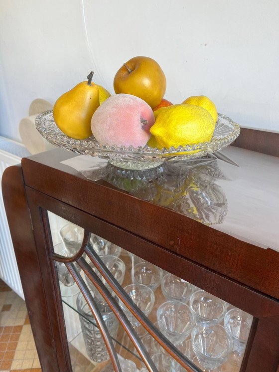 Image 1 of Vitrina de madera barnizada