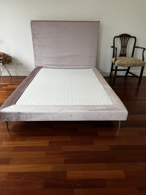 Designer bed Riposana with silver feet pocket spring core Fedesana