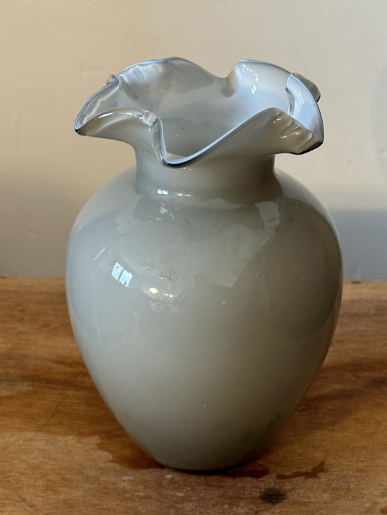 Image 1 of Vase Vintage années 50 en Opaline Grise - Collerette Bleue