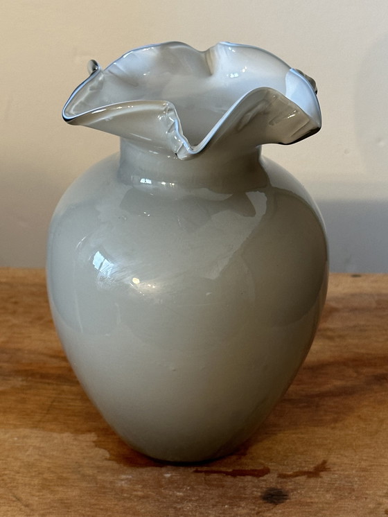 Image 1 of Vase Vintage années 50 en Opaline Grise - Collerette Bleue