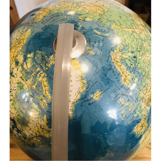 Image 1 of Globo terráqueo antiguo, 1972