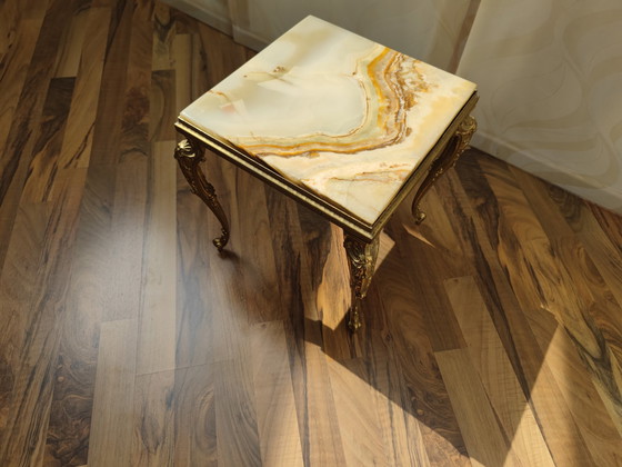Image 1 of Tavolino, sgabello, gambe color ottone, con piano in marmo lucido, cimelio