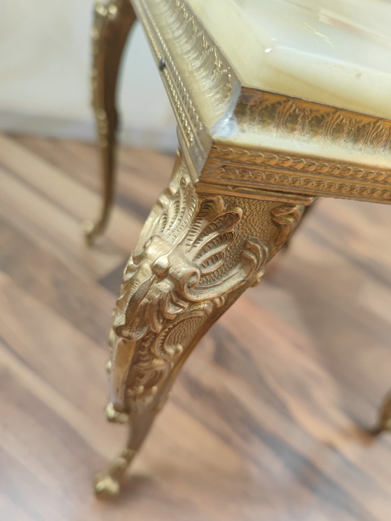 Image 1 of Tavolino, sgabello, gambe color ottone, con piano in marmo lucido, cimelio