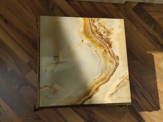 Image 1 of Tavolino, sgabello, gambe color ottone, con piano in marmo lucido, cimelio