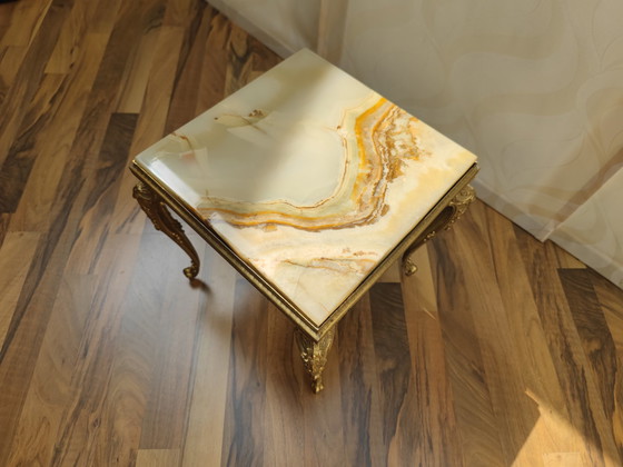 Image 1 of Tavolino, sgabello, gambe color ottone, con piano in marmo lucido, cimelio