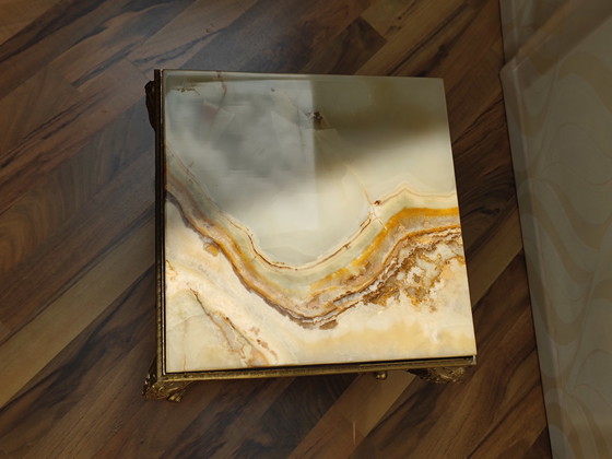 Image 1 of Tavolino, sgabello, gambe color ottone, con piano in marmo lucido, cimelio