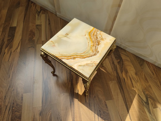 Image 1 of Tavolino, sgabello, gambe color ottone, con piano in marmo lucido, cimelio