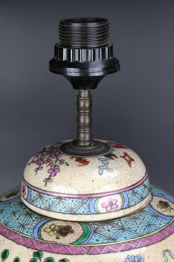 Image 1 of Lampe de table ancienne en porcelaine chinoise Famille rose