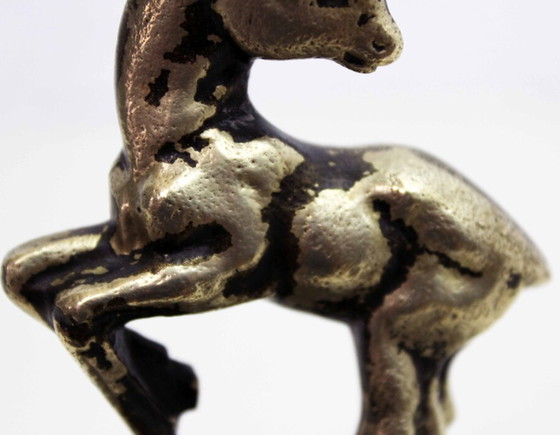 Image 1 of Biche en bronze sur socle en marbre