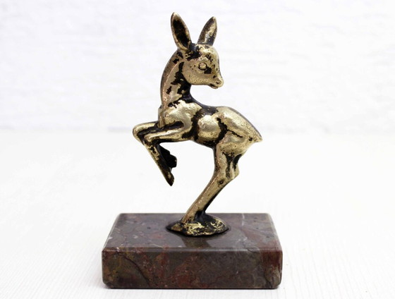 Image 1 of Biche en bronze sur socle en marbre