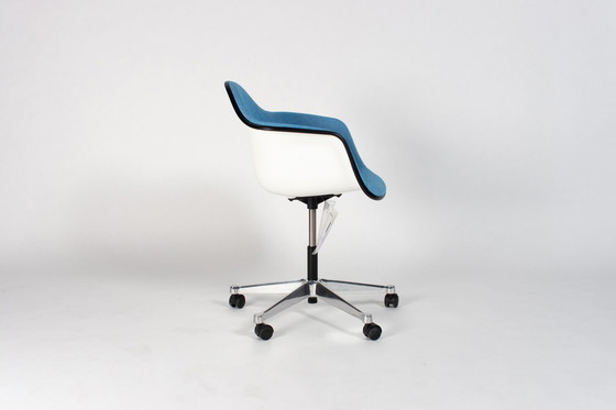 Image 1 of Vitra Eames Plastic Arm Chair PACC Blue (stock:10)