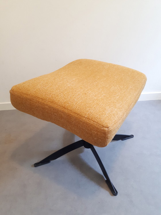 Image 1 of Tabouret moderne jaune