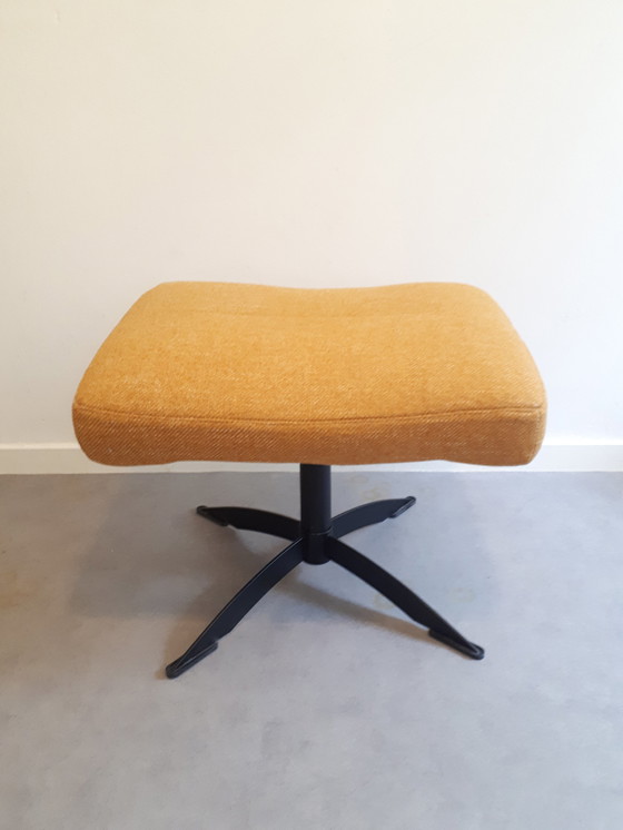 Image 1 of Tabouret moderne jaune