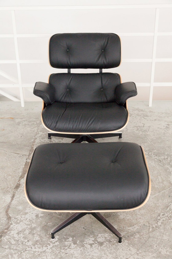 Image 1 of Poltrona e pouf Eames Lounge