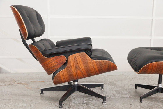 Image 1 of Poltrona e pouf Eames Lounge
