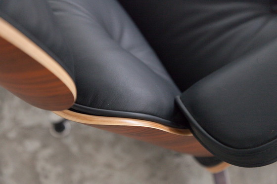 Image 1 of Poltrona e pouf Eames Lounge