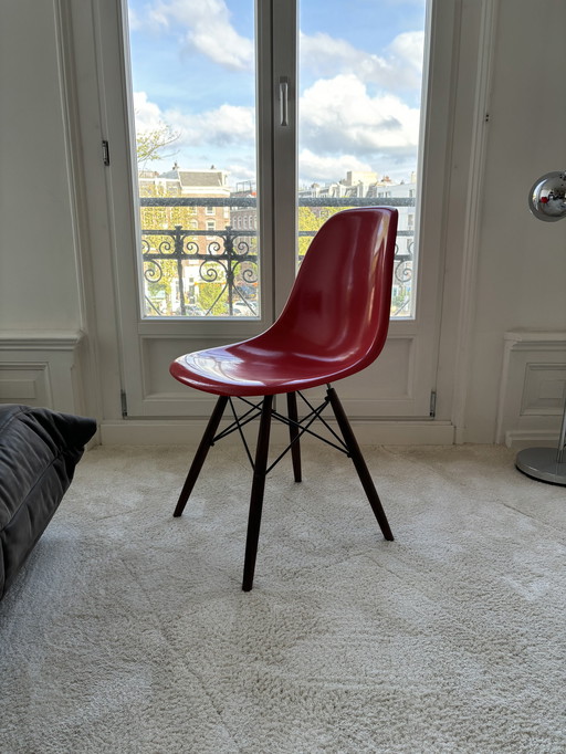 Chaise Eames DSW en fibre de verre rouge