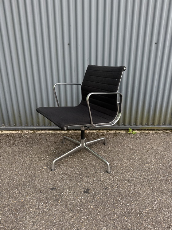 Image 1 of 1x used EA108 conference chair black hopsak