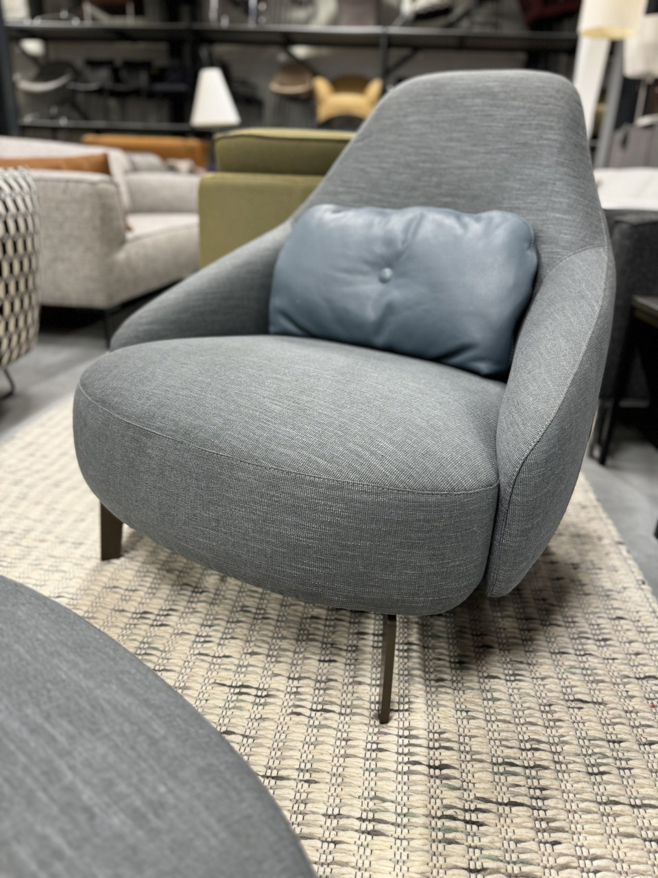 Leolux Jill armchair with Hocker Fay fabric Sea €2,650 Whoppah