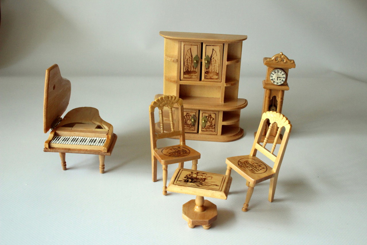 Miniature living room furniture for the doll's house, 6-piece set